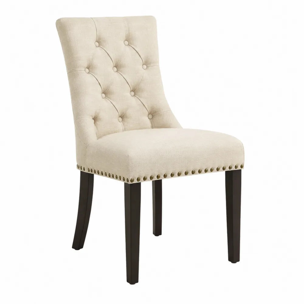 Silla tapizada beige con patas de madera
